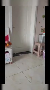 老婆温暖嫩滑的小穴包容着单男，大屁股配合抽插放浪扭动