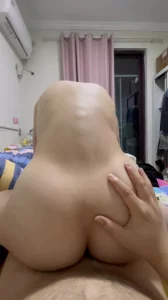 [原创]到三甲蜜桃臀女医生家里排精